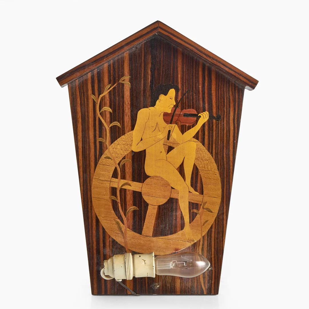 VÄGGLAMPA, intarsiadekor med motiv av näcken, 1930/40-tal. Art Deco. — Wall Lights — Crafoord Auktioner Stockholm