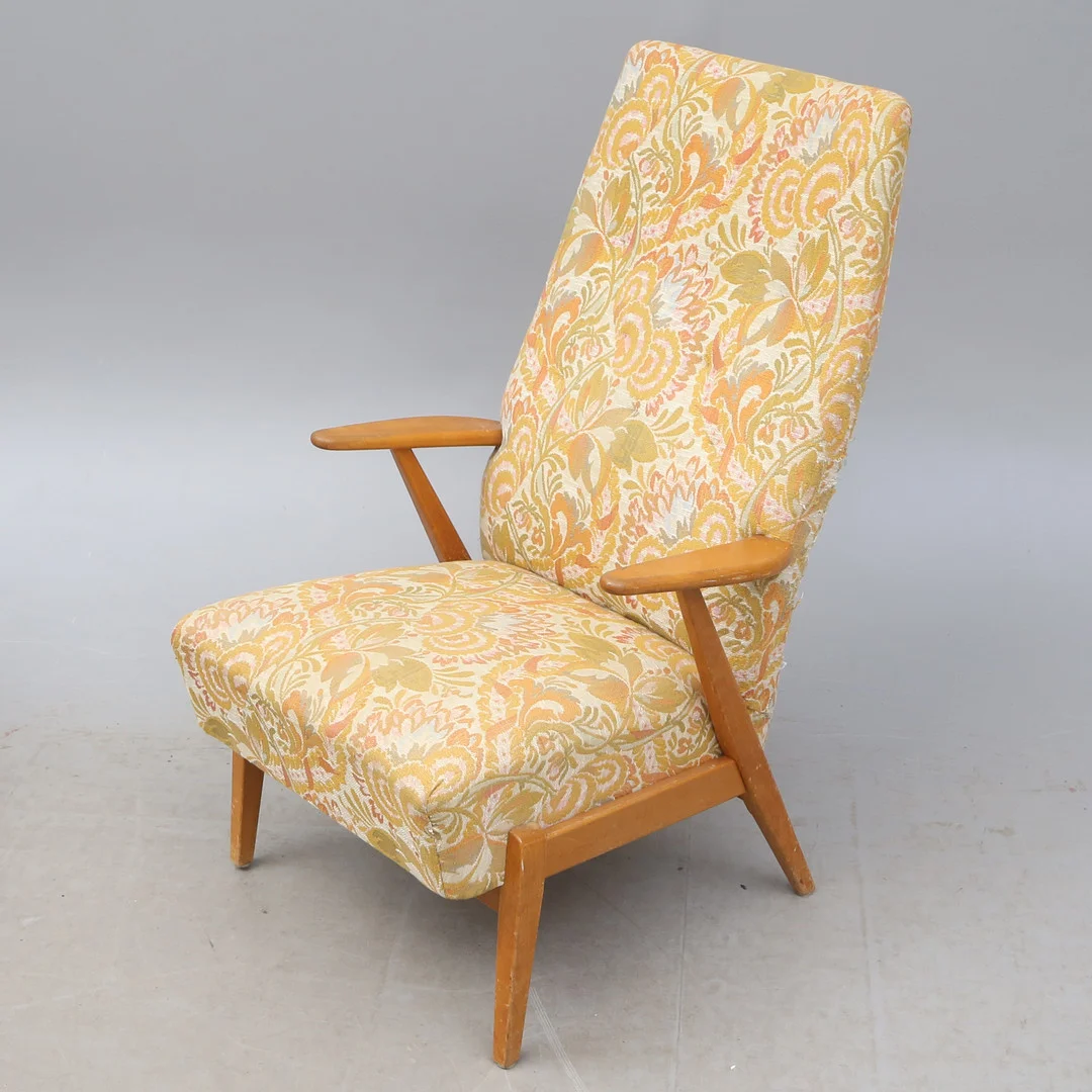 FÅTÖLJ, trä/textil, ca 1950. — Armchairs & Chairs — Kalmar Auktionsverk