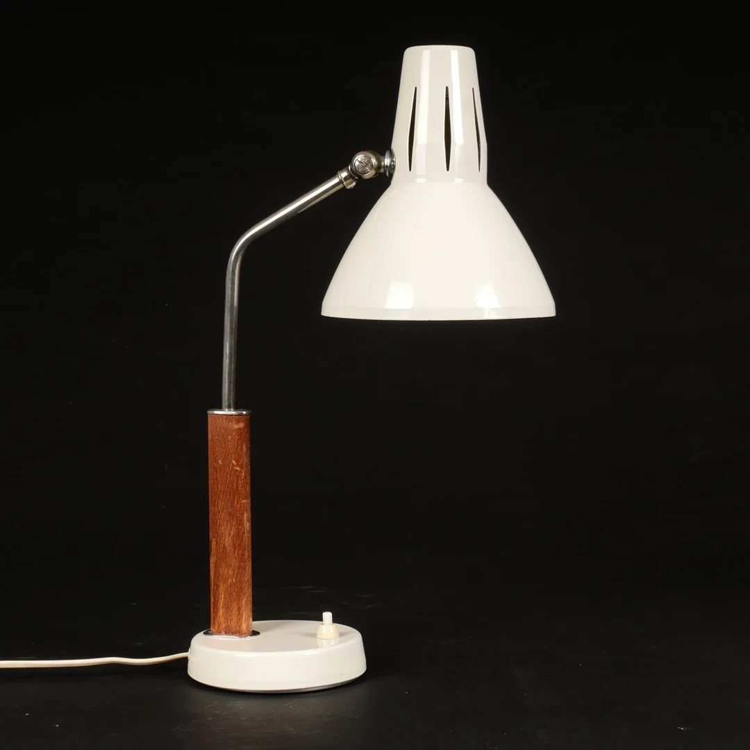 BORDSLAMPA, teak och vitlackerad plåt, BJS, Bäcklunds Järn och Smide Skellefteå, 1970-tal. — Table Lamps — Auktionsfirma Kenneth Svensson i Kalmar