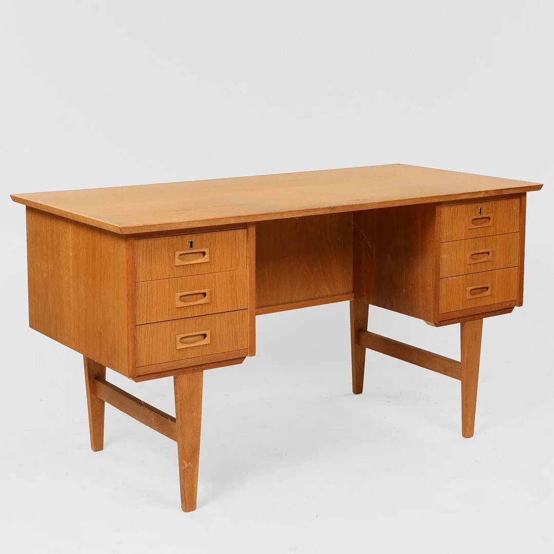 Fritstående skrivebord af eg, 1960'erne, Danmark. — Desks — Palsgaard Kunstauktioner