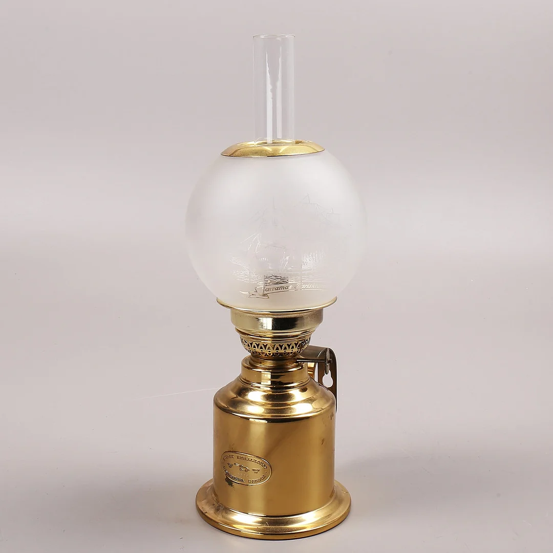 BORDSFOTOGENLAMPA, mässing, Karlskorna, 1900-talets andra hälft. — Table Lamps — Växjö Auktionskammare