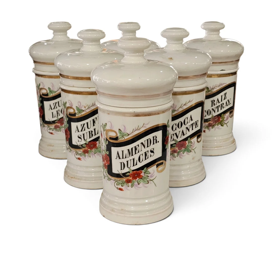 Colección de 6 botes antiguos de farmacia en loza decorados y con nombres identificativos. Con nombres. — Ceramics & Porcelain — Arce Auctions