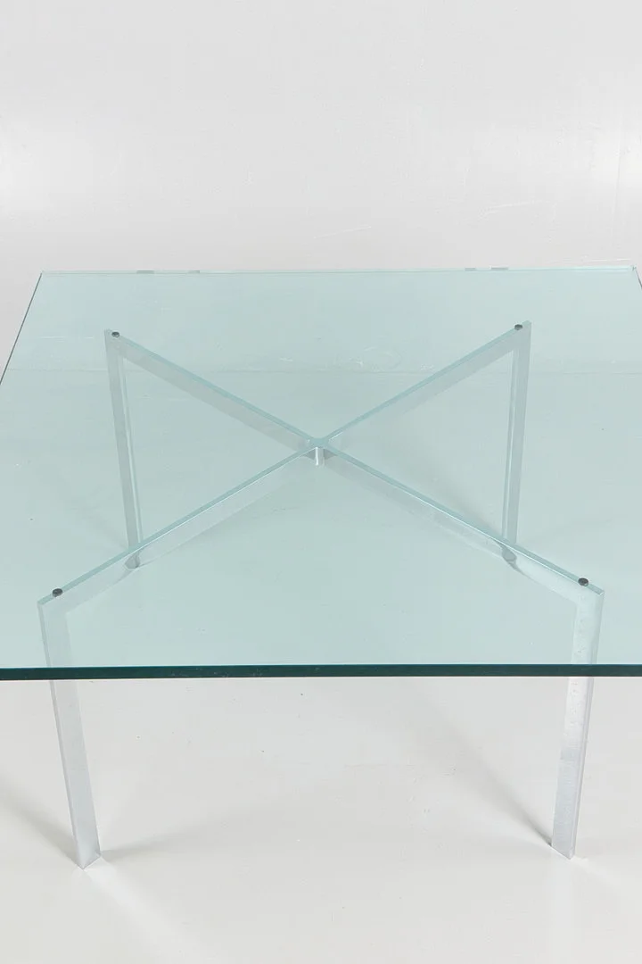 LUDWIG MIES VAN DER ROHE. Plade af tykt glas til sofabord, model "Barcelona". — Coffee Tables — Woxholt Auktionshus