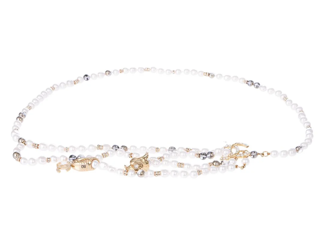 CHANEL, BÄLTE, vita imitationspärlor, vita stenar, guldfärgade beslag, stl 80, märkt A23, C, år 2023, Made in France, smyckesetui. Excellent Condition. — Accessoarer/Bälten — Kaplans