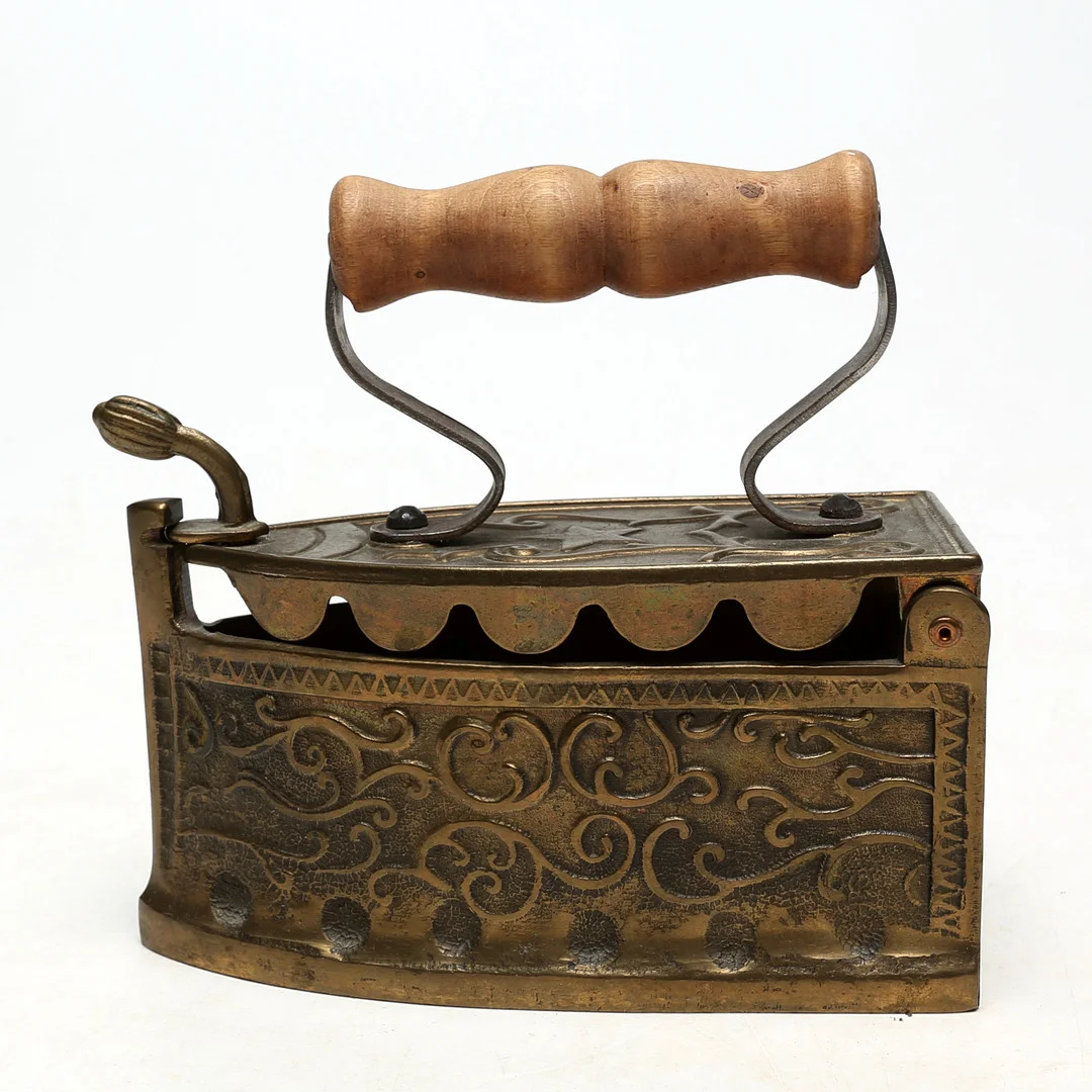 STRYKJÄRN, metall, efter antik modell, 1900-tal. — Other metals — Kalmar Auktionsverk