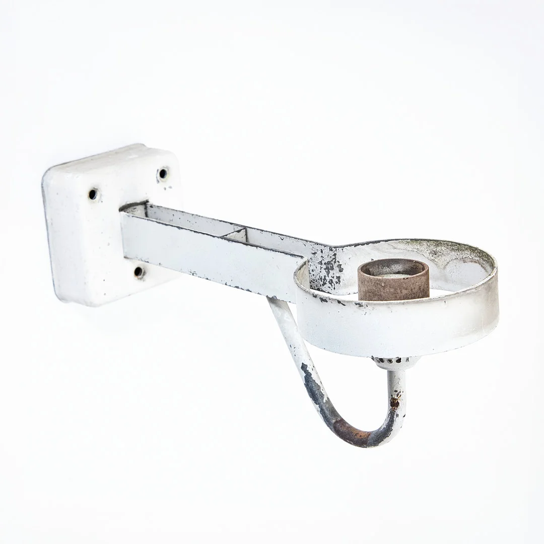 GUNNAR ASPLUND. Vägglampa, ASEA Skandia, stome i vitlackerad metall, kupa av glas. — Wall Lights — Stockholms Auktionsverk Magasin 5