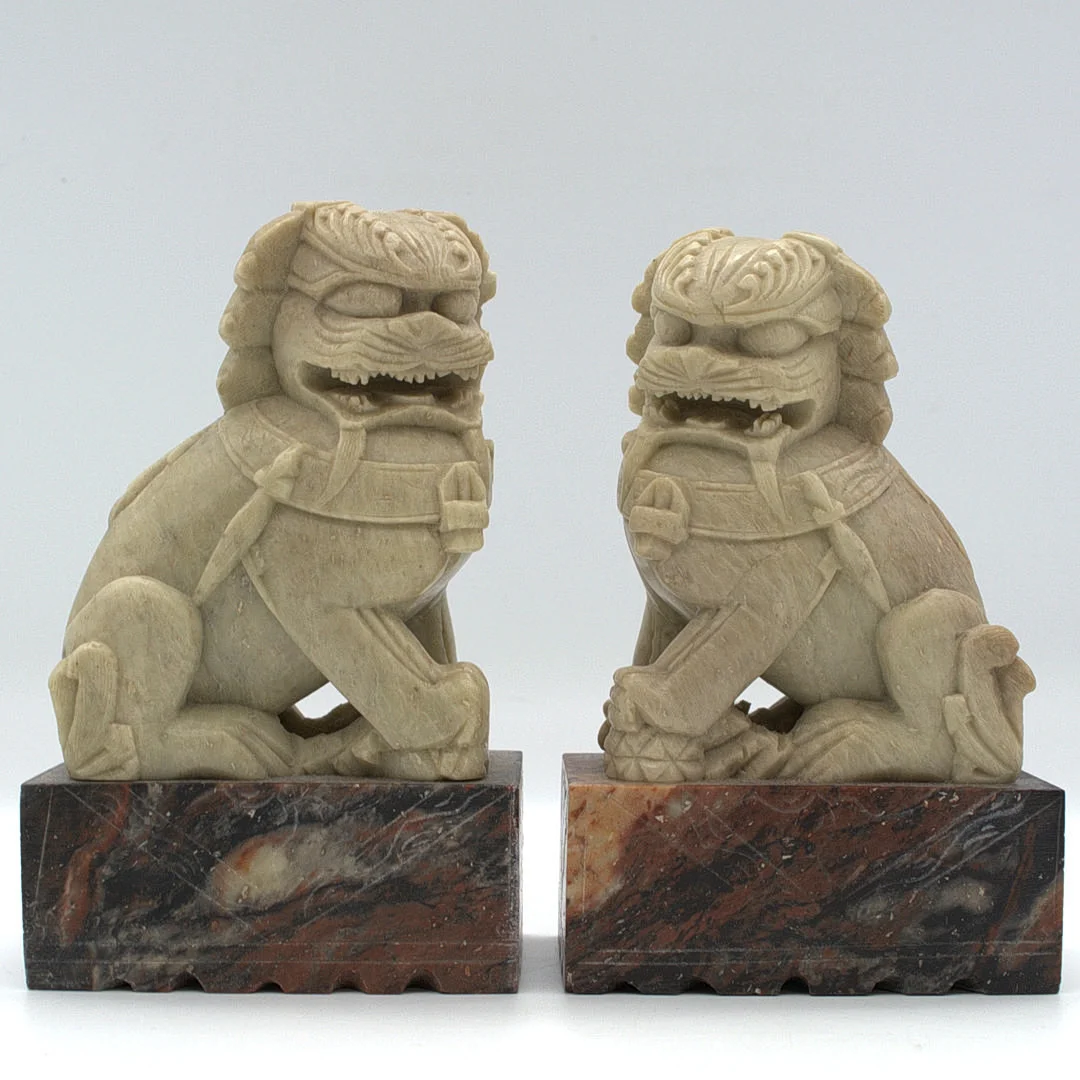 PAAR DEKORATIVER STEINSCHNITZEREIEN WÄCHTERLÖWEN, UM 1980, CHINA. — Jade — Kunst- und Auktionshaus Kleinhenz