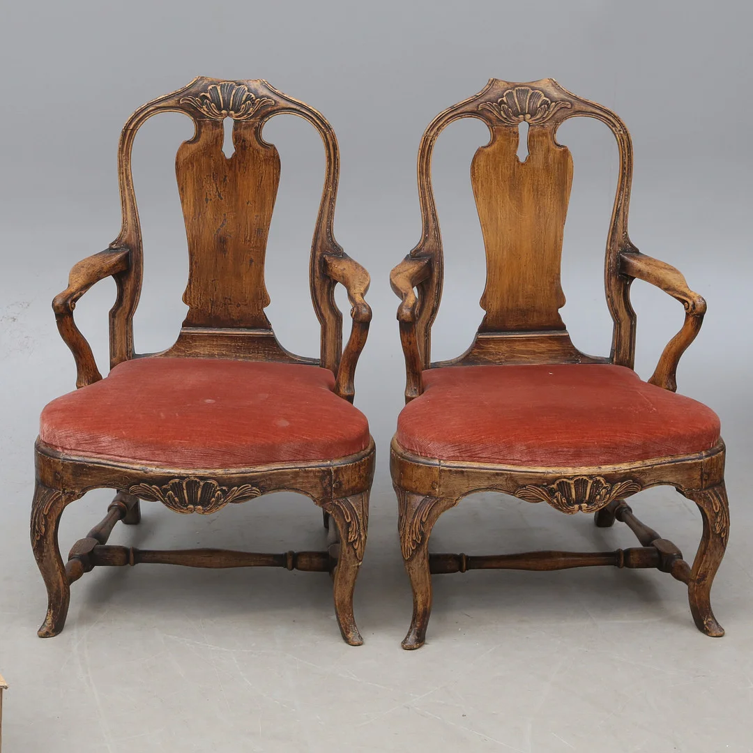 KARMSTOLAR, 2 st, rokoko, sannolikt 1700-tal. — Armchairs & Chairs — Kalmar Auktionsverk