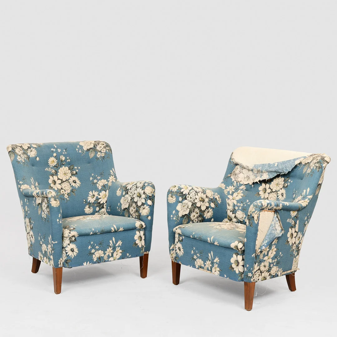 BIRTE IVERSEN. TILSKREVET. Et par lænestole med ben af bøg, betrukket med møbelstof, snedkermester A. J. Iversen, Danmark, 1940'erne, (2). — Armchairs & Chairs — Palsgaard Kunstauktioner