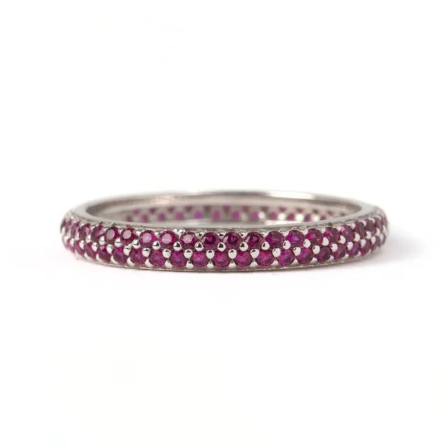 RING, 18K vitguld med fasettslipade rubiner.