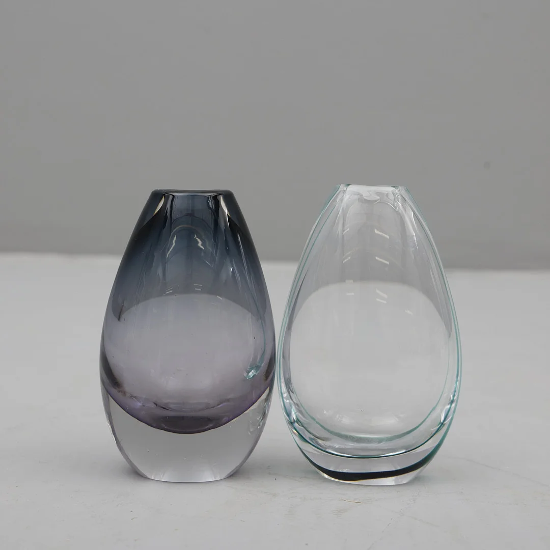 VICKE LINDSTRAND. VASER, glas, 2 stycken. — Art glass — Södermanlands Auktionsverk