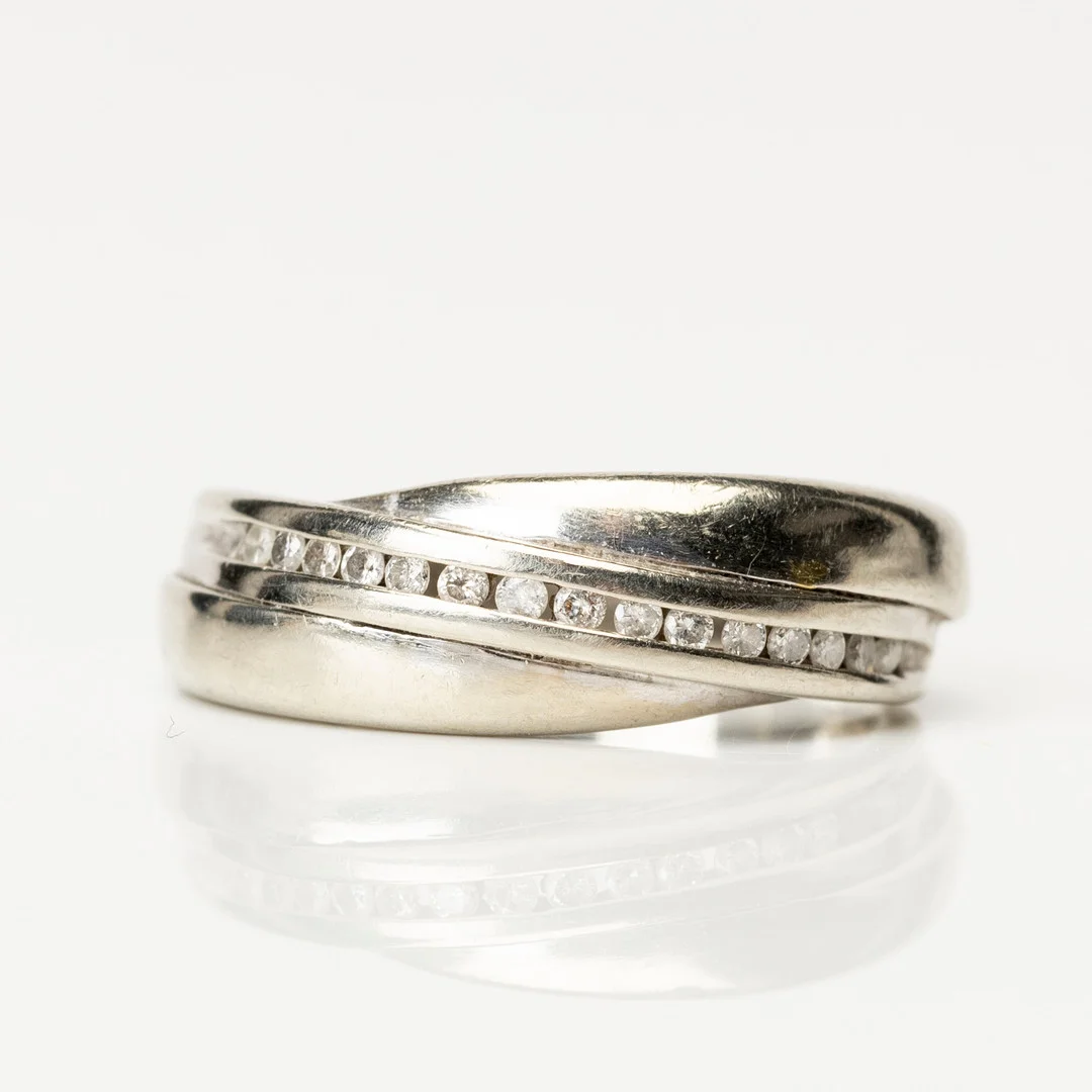 RING, vitguld, 14K samt diamanter, otydliga stämplar. — Rings — Auktionshuset Kolonn