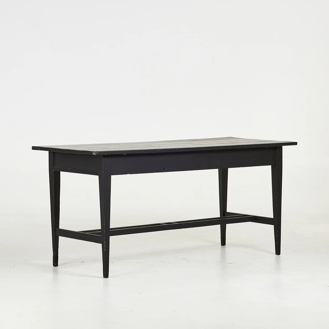 BORD. 18/1900 tal, kannelerad sarg, kopplad benställning kvadratiska avsmalnande ben, bemålat i svart. — Tables — Stockholms Auktionsverk Sickla