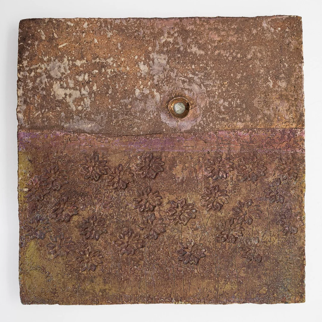 Francesca Mascitti-Lindh, relief, "Fiori" stengods, signerad F. Lindh Arabia. — Design/Keramik — Bukowskis