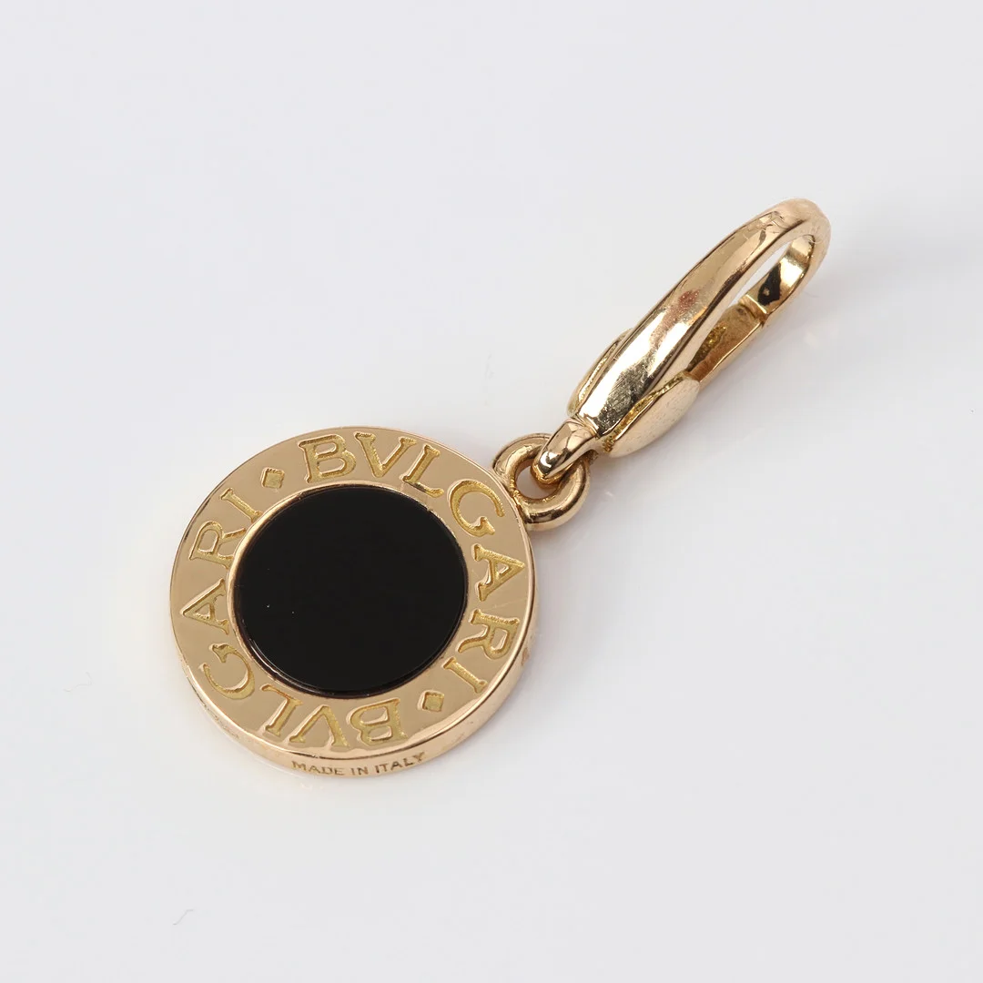 BULGARI HÄNGE 18K med onyx. — Brooches & Pendants — Skånes Auktionsverk