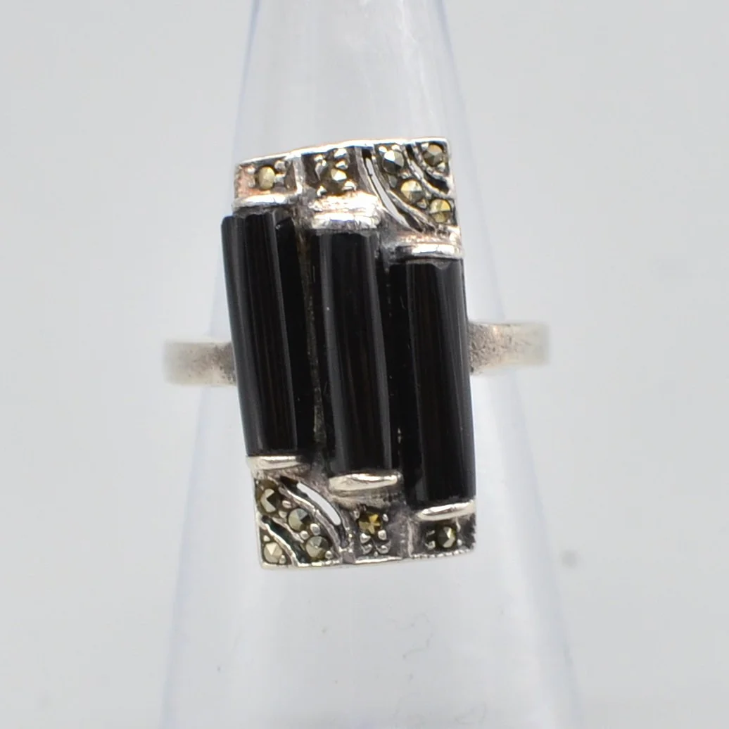 ART DECO DESIGNERRING, ONYX UND MARKASIT, STERLINGSILBER, UM 1920. — Rings — Kunst- und Auktionshaus Kleinhenz