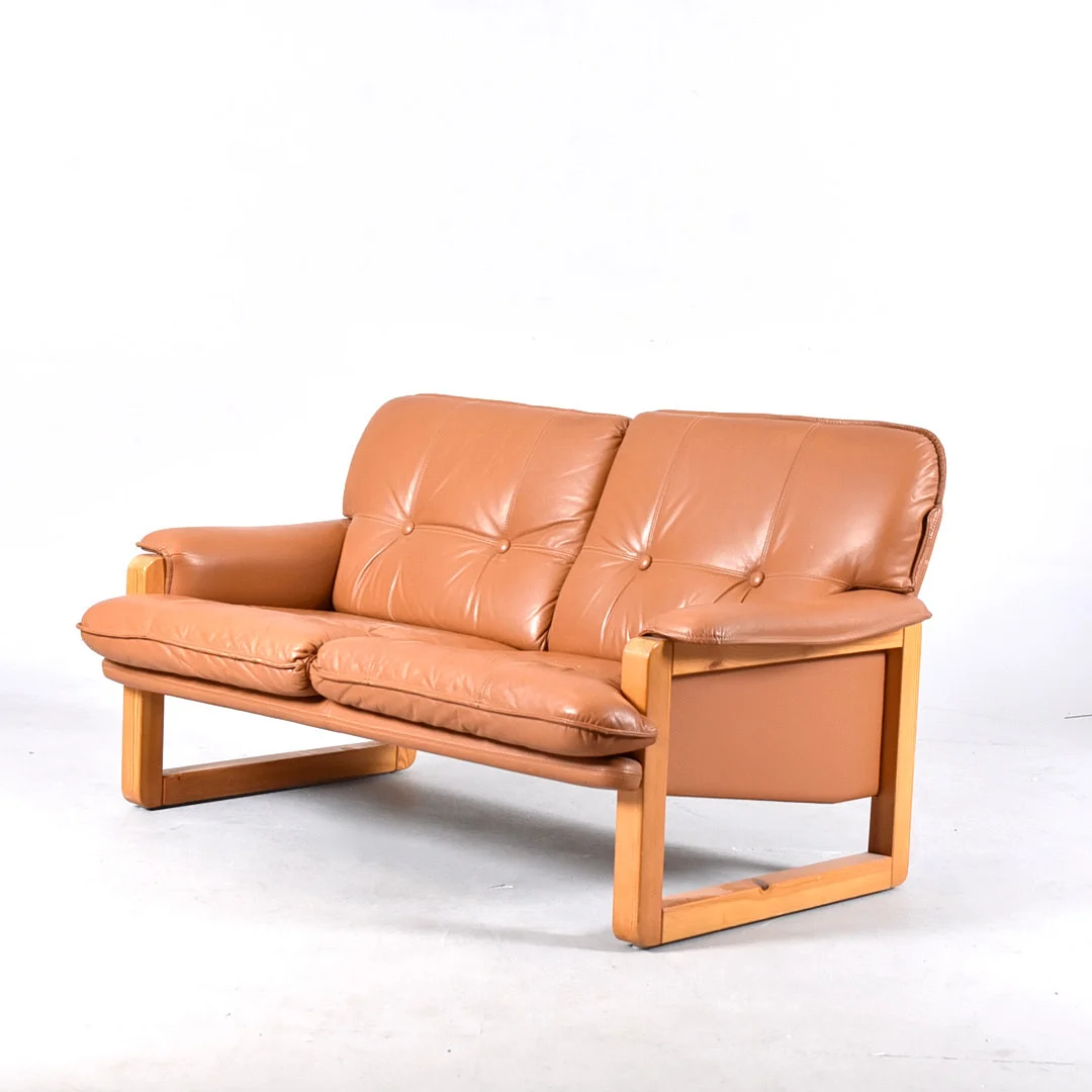 HANNU JYRÄS. 2-sitssoffa, fur med brun skinnklädsel, IKEA Furusund. — Sofas & Seatings — Halmstads Auktionskammare