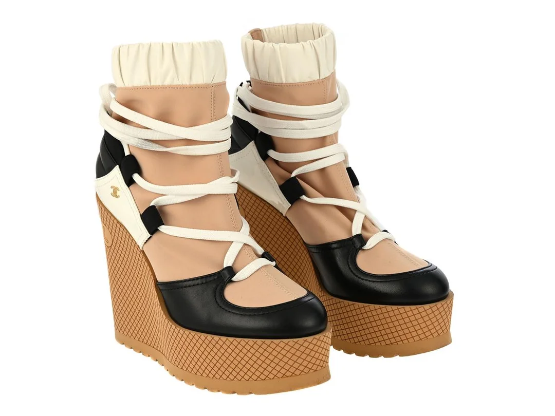 CHANEL, SKOR, Wedges kilklack, svart, vitt skinn, beige gummi, vita snören, guldfärgade detaljer, stl 36, klack 12 cm, dustbag. Very Good Condition. — Kläder/Stövlar — Kaplans
