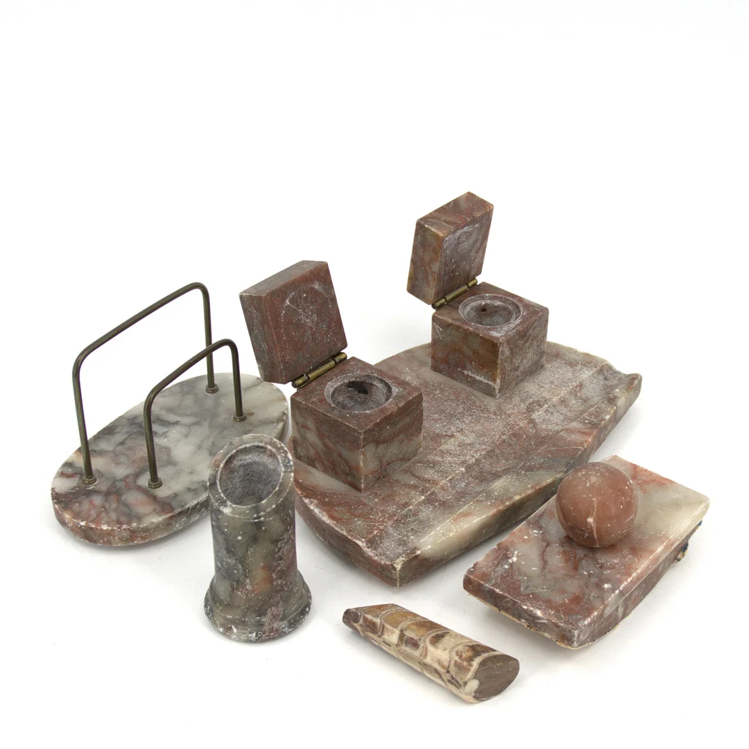 BORDSUPPSATS, 5 delar, marmor, 1900-tal. — Miscellaneous — Höganäs Auktionsverk