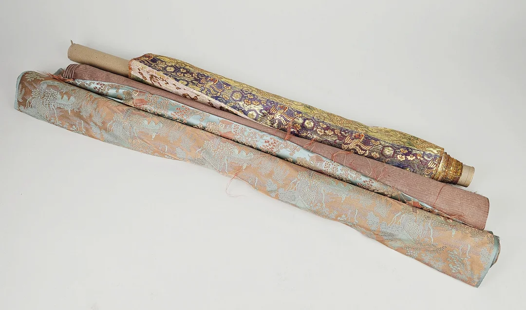 TYGRULLAR, 3 delar, bland annat siden. — Textiles — Auktionshuset Thörner & Ek