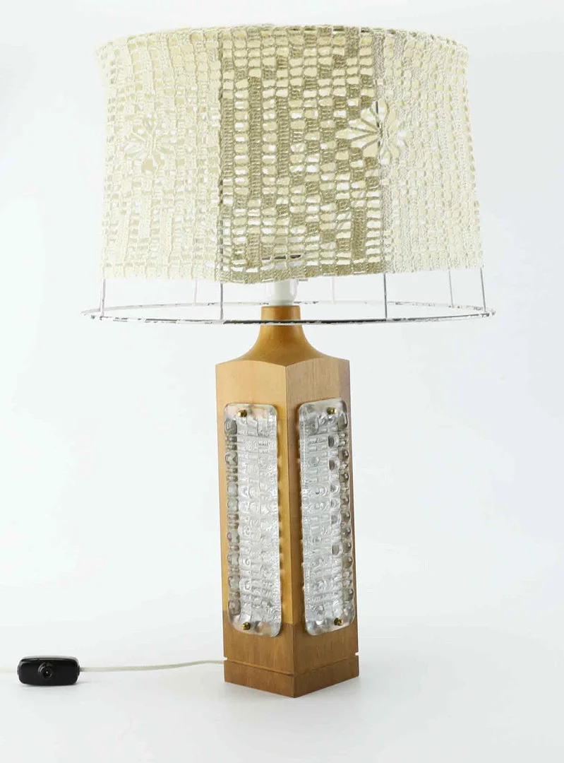 BORDSLAMPA, trådskärm, trä och glas, 1970-tal. — Table Lamps — Hälsinglands Auktionsverk