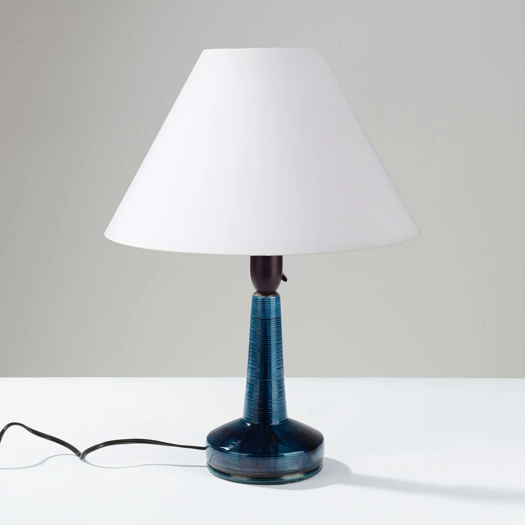 JØRGEN HOLSTEIN. Bordlampe med høj hals og rillet overflade, keramik glaseret i blå og sorte nuancer, eget værksted i København, Danmark, 1970'erne. — Table Lamps — Palsgaard Kunstauktioner