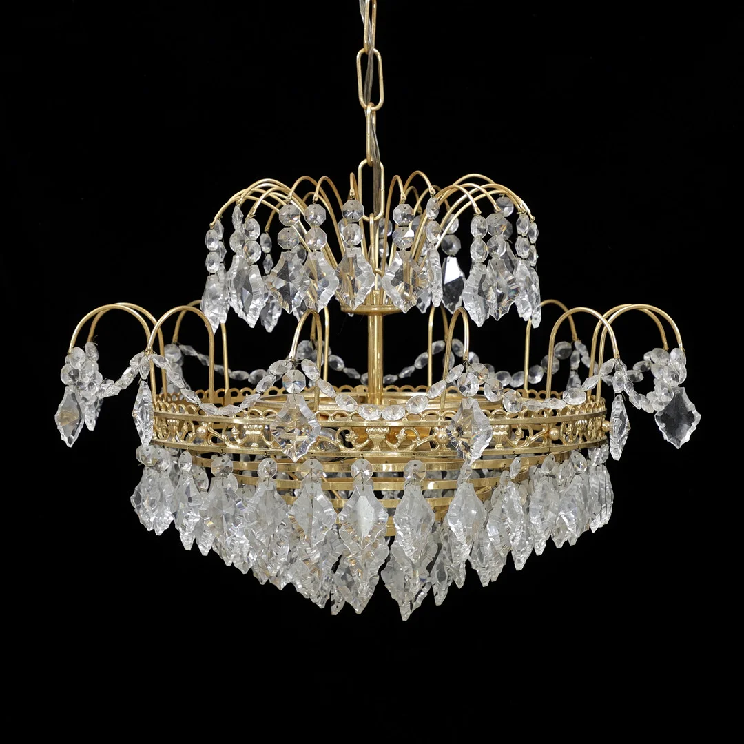 LJUSKRONA, 1900-talets andra hälft, höjd exklusive kedja 30 cm. — Chandeliers — Växjö Auktionskammare