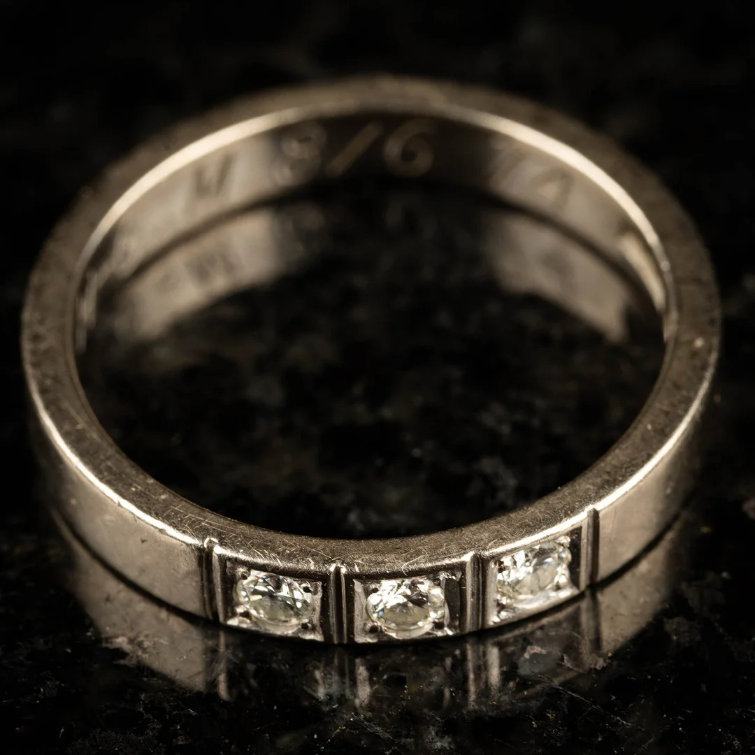 RING, Guld 18K, Besatt med tre briljantslipade diamanter, 1900-tal. — Rings — Norrlands Auktionsverk