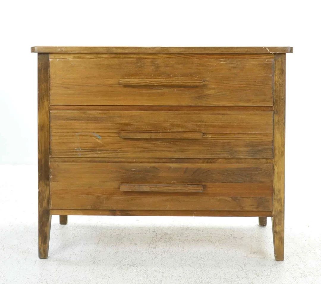 BYRÅ, furu, sportstugemodell, 1900-talets mitt. — Chests of drawers — Hälsinglands Auktionsverk