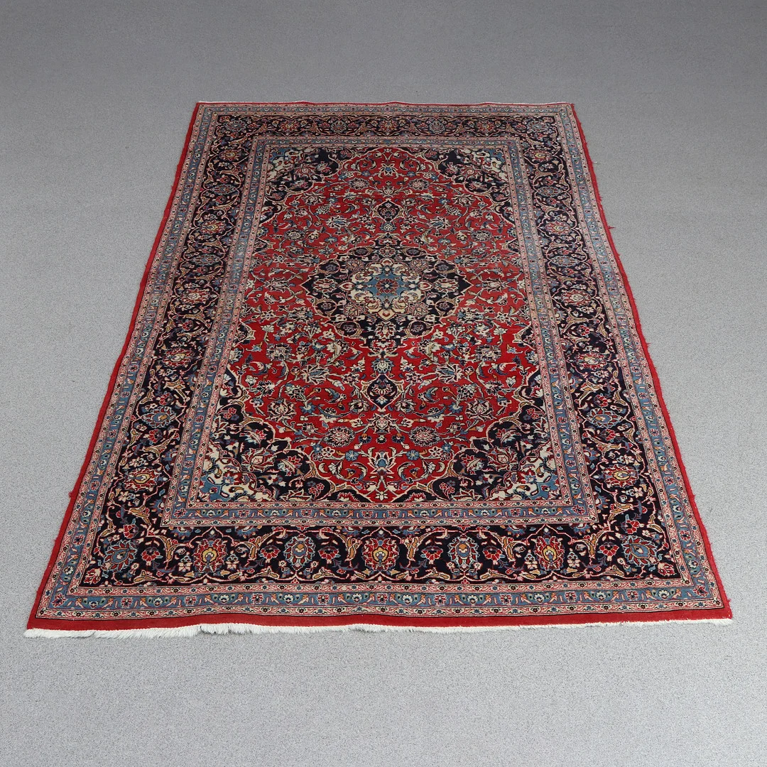 SALONGSMATTA. Handknuten. Ull på bomullsvarp. — Persian Carpets & Textiles — Skånes Auktionsverk
