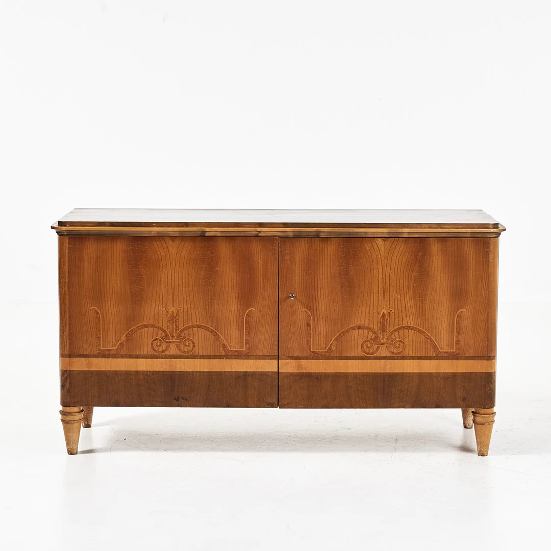 SIDEBOARD, 1920/30-tal, Swedish Grace, fanerat i alm, intarsia med stiliserad dekor. — Cupboards, Cabinets & Shelves — Stockholms Auktionsverk Magasin 5