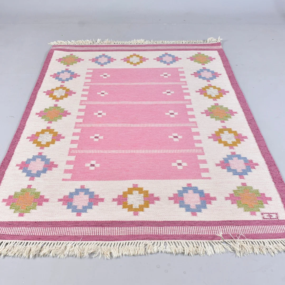 ELSA EKHOLM. matta, rölakan. — European Carpets & Textiles — Halmstads Auktionskammare
