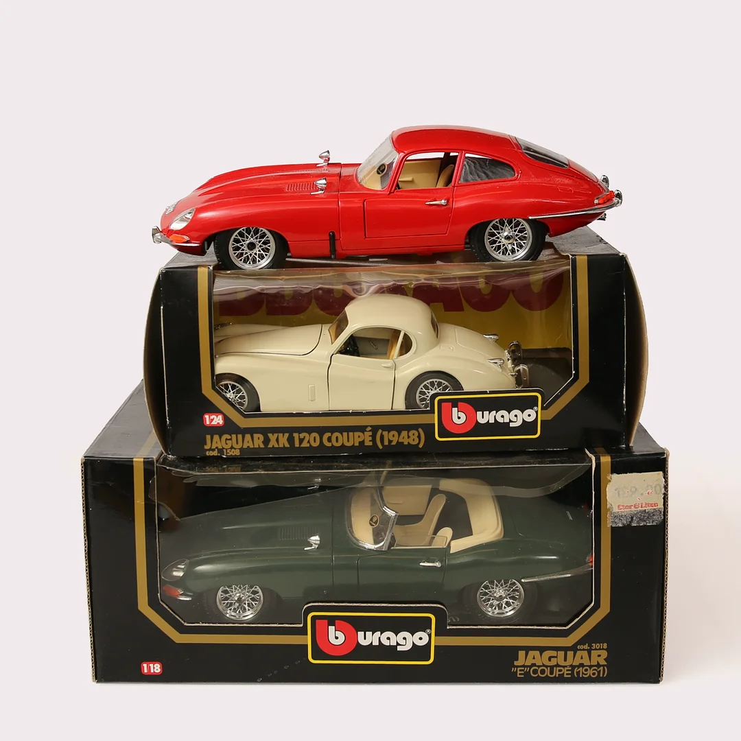 MODELLBILAR/SAMLARBILAR, metall, Burago, Jaguar, 3 stycken i originallådor. — Model cars — Limhamns Auktionsbyrå