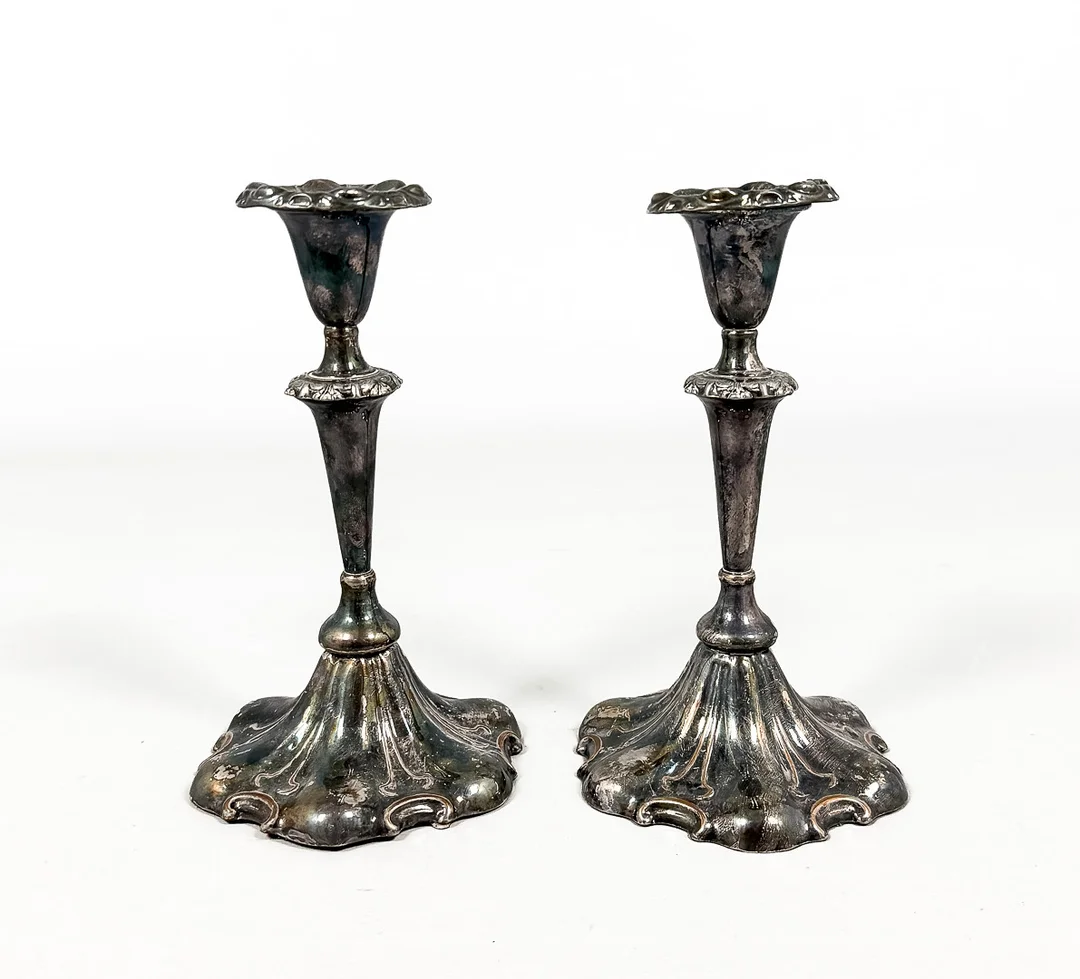 LJUSSTAKAR, Ett par, Nysilver, Rokoko-stil, 1900-talets första del. — Candlesticks — Auktionshuset STO Bohuslän