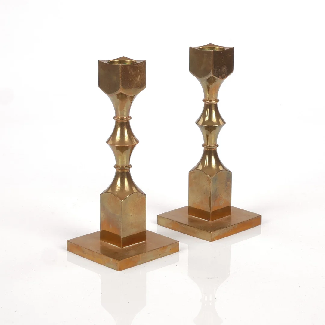 LJUSSTAKAR, ett par, mässing, Metallslöjden Gusum. — Candlesticks — Auktionsfirma Kenneth Svensson i Kalmar