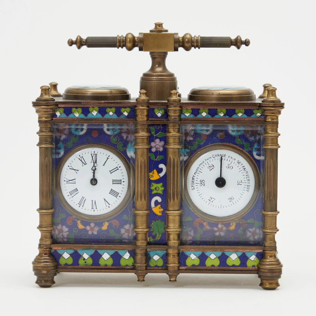 DOPPELREISEUHR / KUTSCHENUHR / CLOISONNÉ-UHR, Messing, Emaille, Schlüsselaufzug, um 1900, England. — Mantel clocks — Stockholms Auktionsverk Köln
