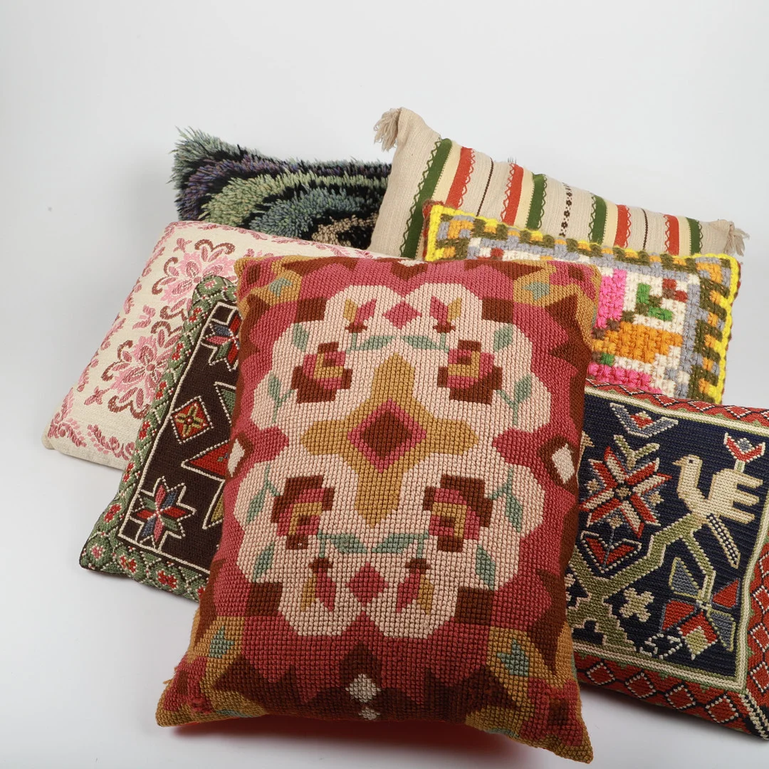 KUDDAR, 7 stycken, bl. a. ryateknik och twistsöm, 1900-tal. — Textiles — Helsingborgs Auktionskammare