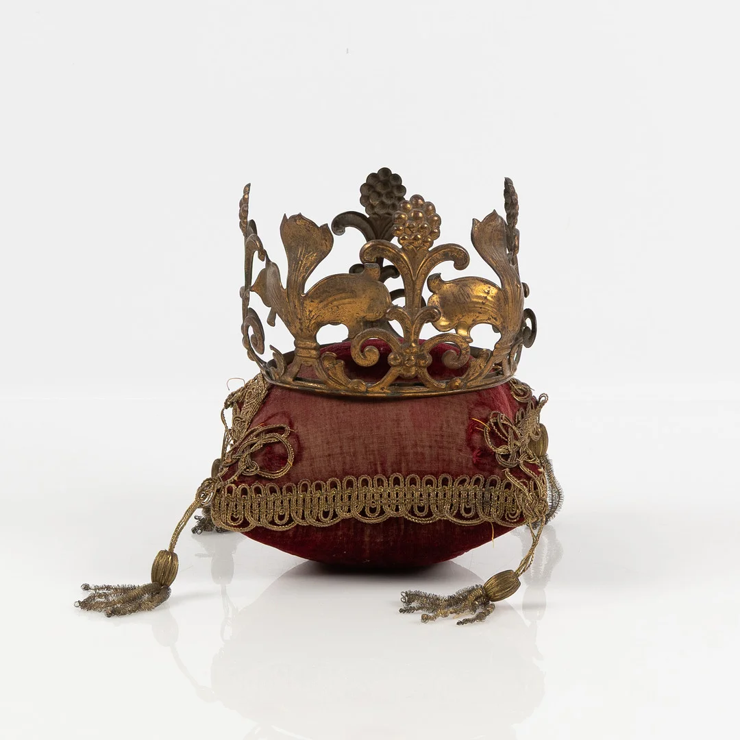 BRUDKRONA, mässing, på sammetskudde med guldfärgad dekor och tofsar, Frankrike, 1800-tal. — Miscellaneous — Stockholms Auktionsverk Helsingborg