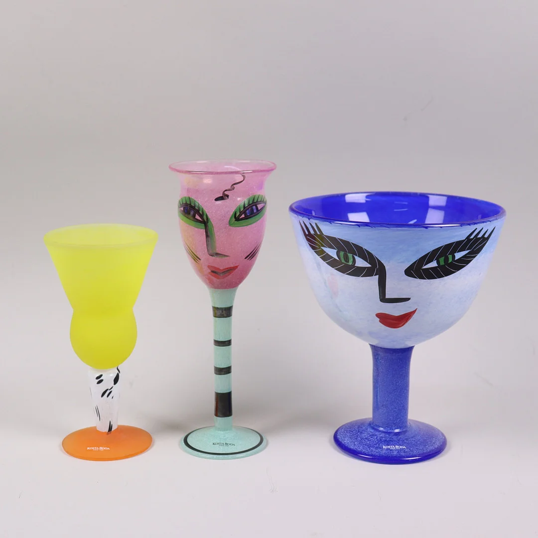 POKALGLAS, Ulrica Hydman-Vallien samt Gunnel Sahlin, Kosta Boda, 3 delar. — Utility glass — Markus Auktioner