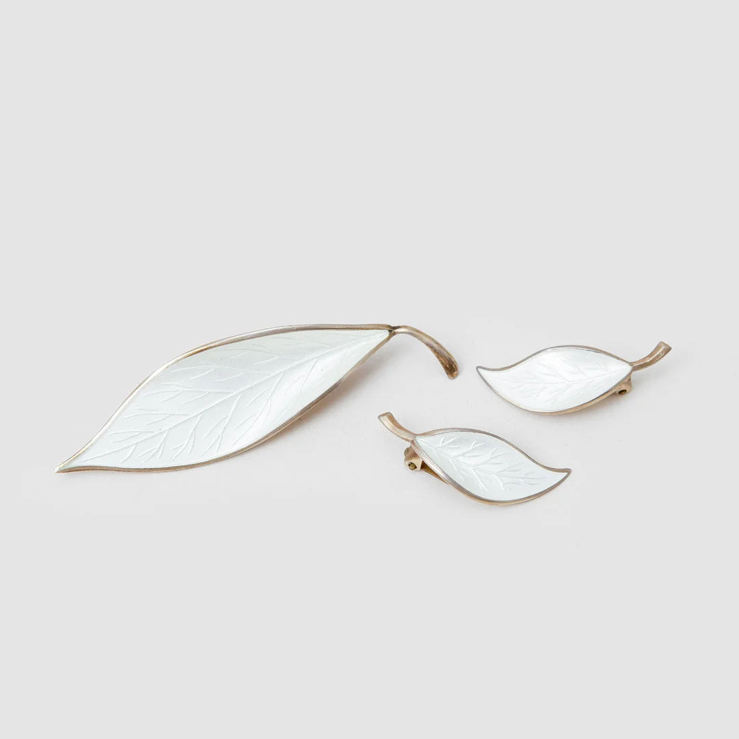 WILLY WINNAESS. Örhängen, ett par samt brosch, silver och emalj för David Andersen, Norge. — Jewellery Suites — Göteborgs Auktionsverk