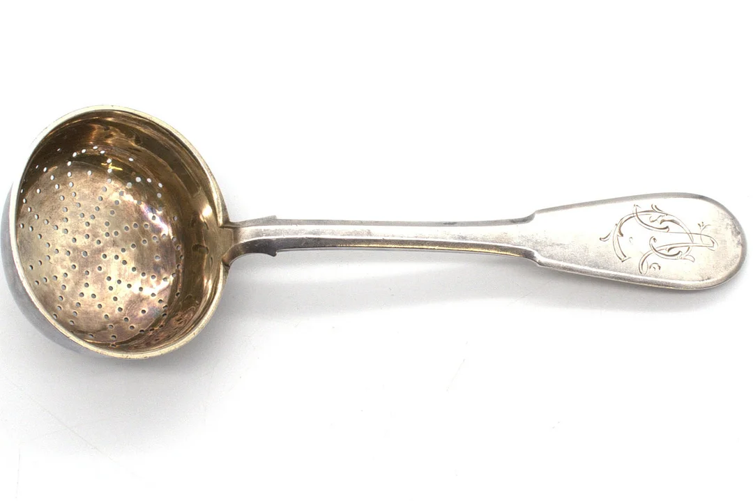 ANTIKES RUSSISCHES 875 SILBER/84 ZOLOTNIKI TEESIEB, VERGOLDET, MOSKAU, DATIERT 1895. — Silver — Kunst- und Auktionshaus Kleinhenz