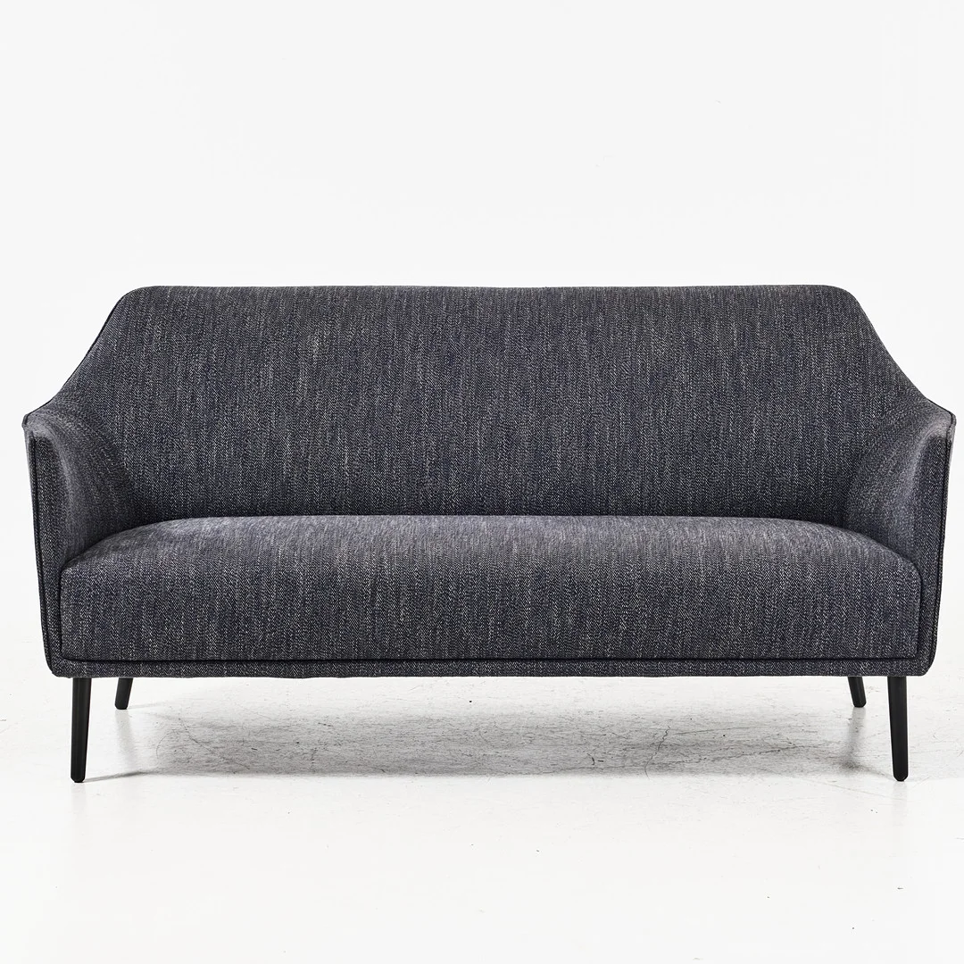 TUULA FALK. "Ell", soffa, Adea, Finland, ben i svartlackerat stål, mörk klädsel i textil med inslag av svart, blått och grått. — Sofas & Seatings — Stockholms Auktionsverk Magasin 5