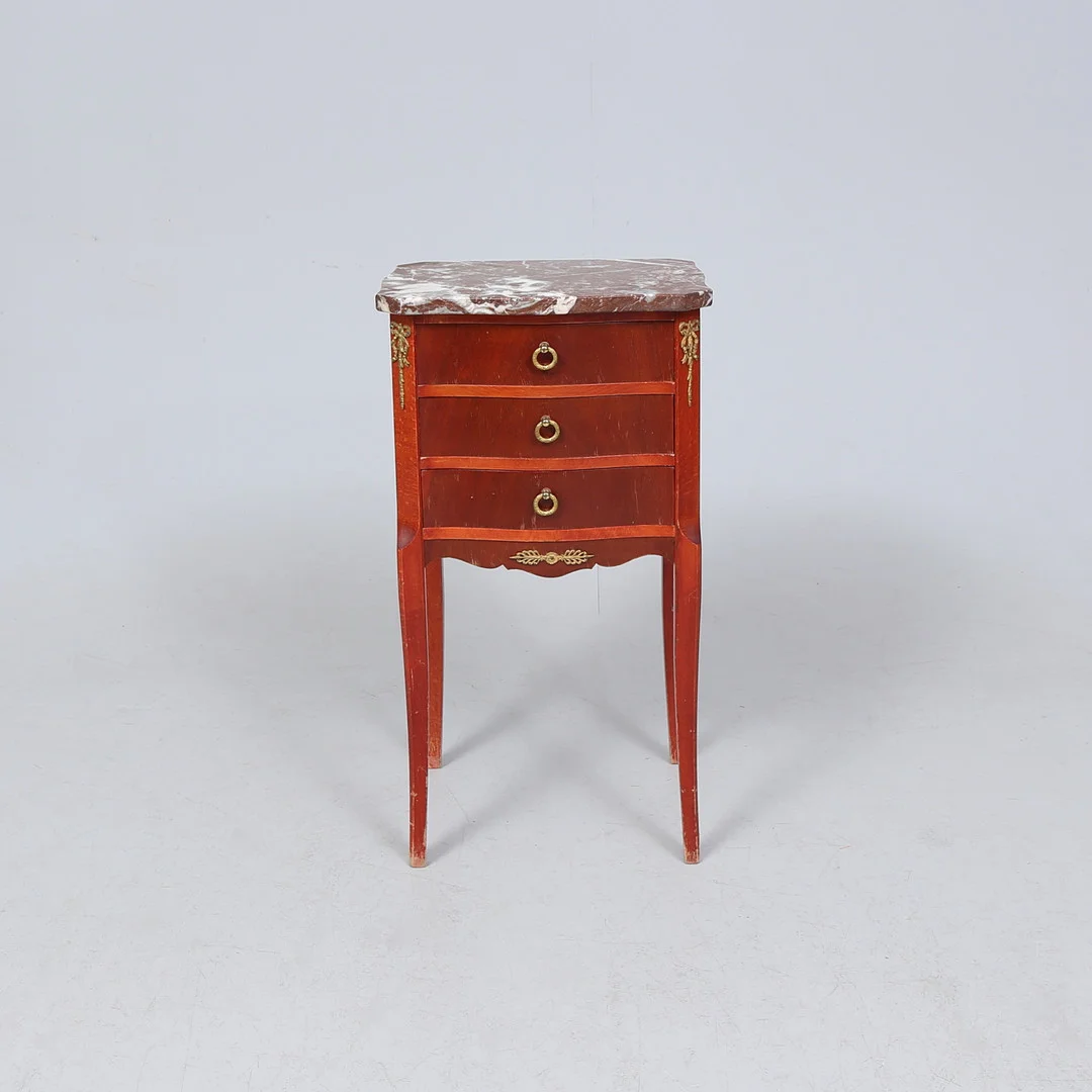 SÄNGBORD, gustaviansk stil, med stenskiva, 1900-tal. — Chests of drawers — Gomér & Andersson Linköping