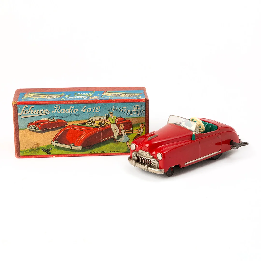 SCHUCO. Leksaksbil med speldosa, "Radio 4012", plåt, urverk, Tyskland 1900-talets mitt. — Model cars — Stockholms Auktionsverk Göteborg