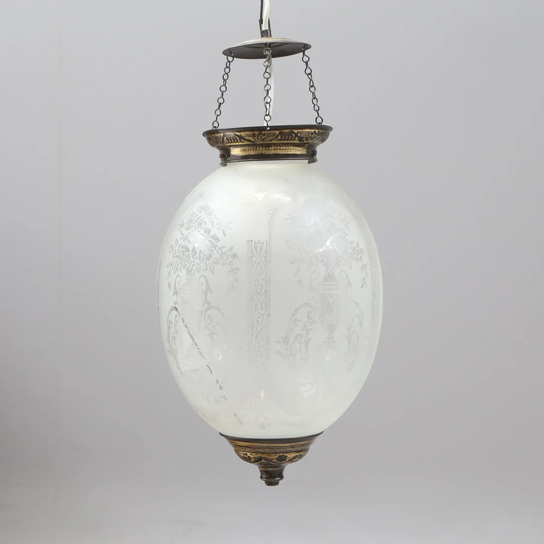 MÅNSKENSLAMPA/AMPEL, transparant glas, rikligt dekorerad, omkring 1900. — Ceiling lights — Kalmar Auktionsverk