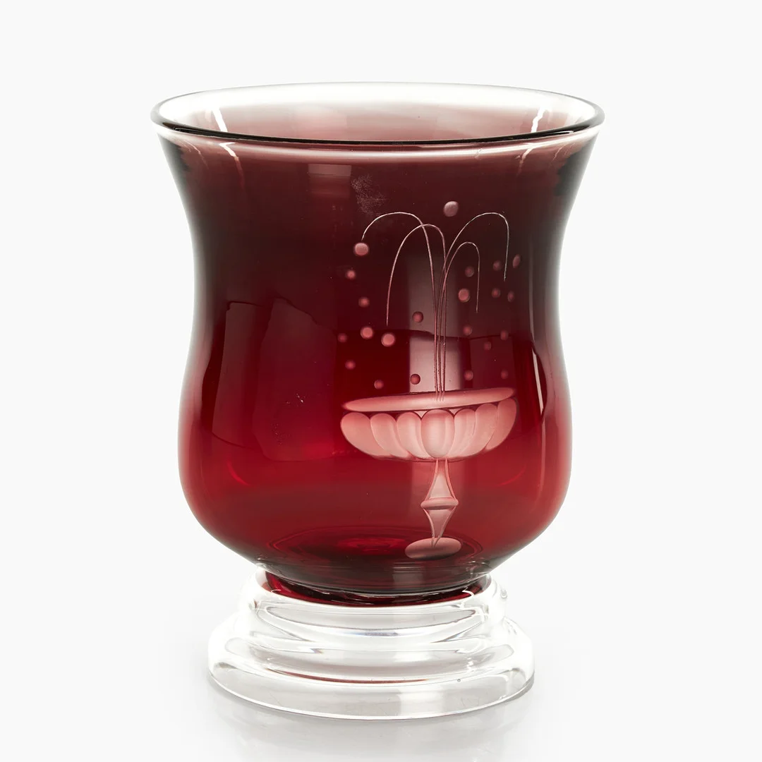 SVEN-ERIK SKAWONIUS, Vas, Kosta, signerad, daterad 1945, rött överfångsglas med slipad dekor av fontän. — Art glass — Crafoord Auktioner Stockholm
