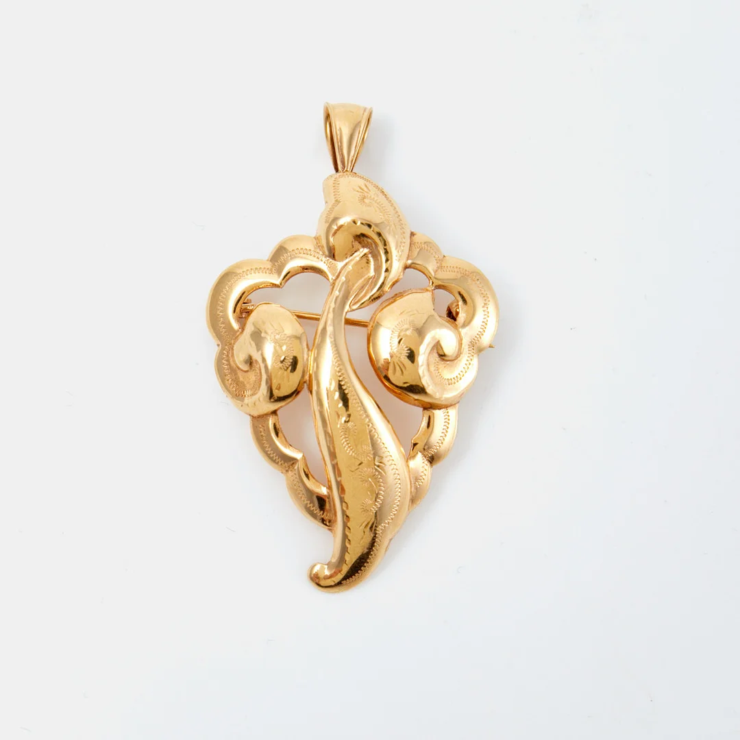 HÄNGE / BROSCH, 18 k guld, genombruten dekor, Segir Aktiebolag, Köping, 1957. — Brooches & Pendants — Stockholms Auktionsverk Sickla