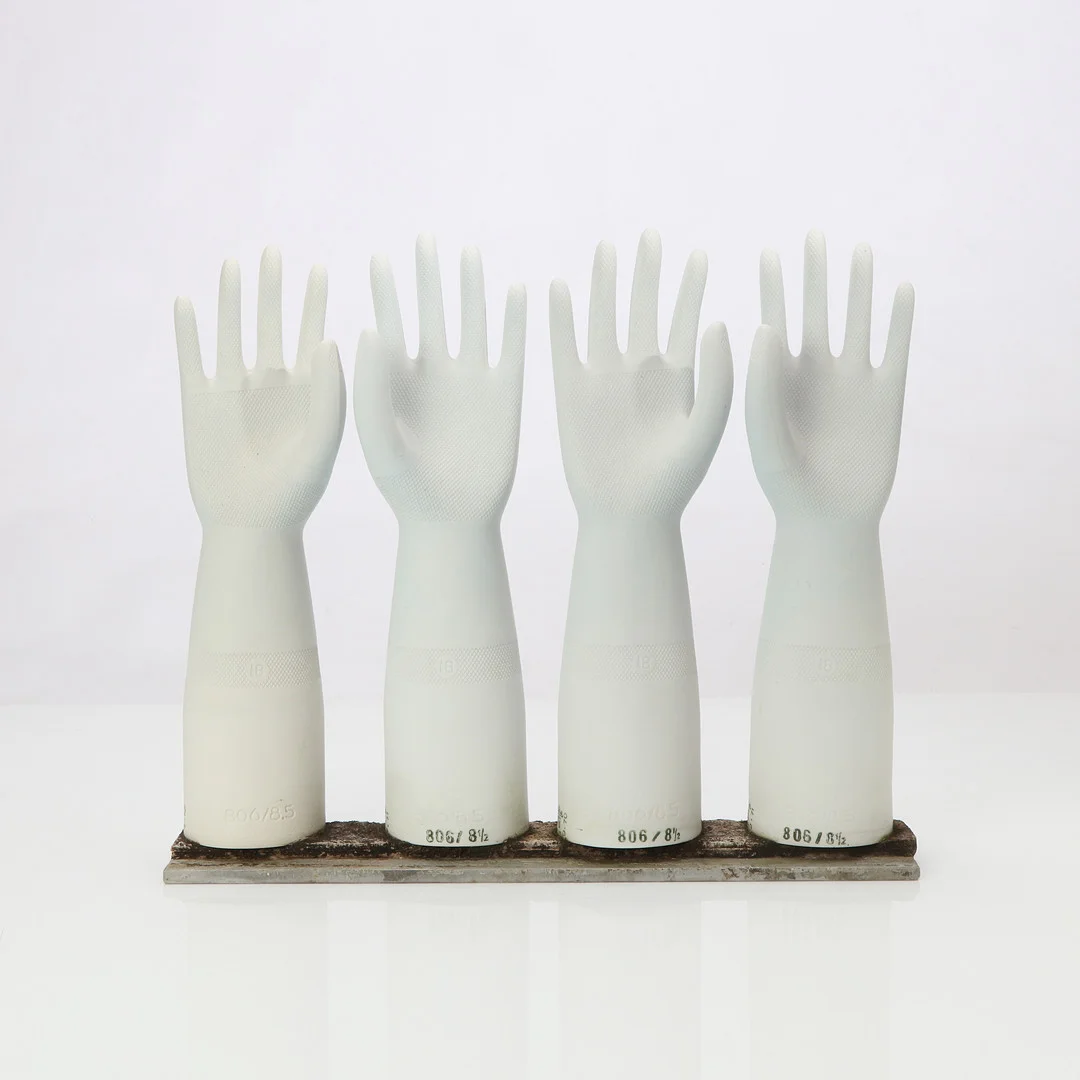 ROSENTHAL, HANDSKMODELLER. Fyra st i porslin. Monterade på metallsockel. — European — Skånes Auktionsverk