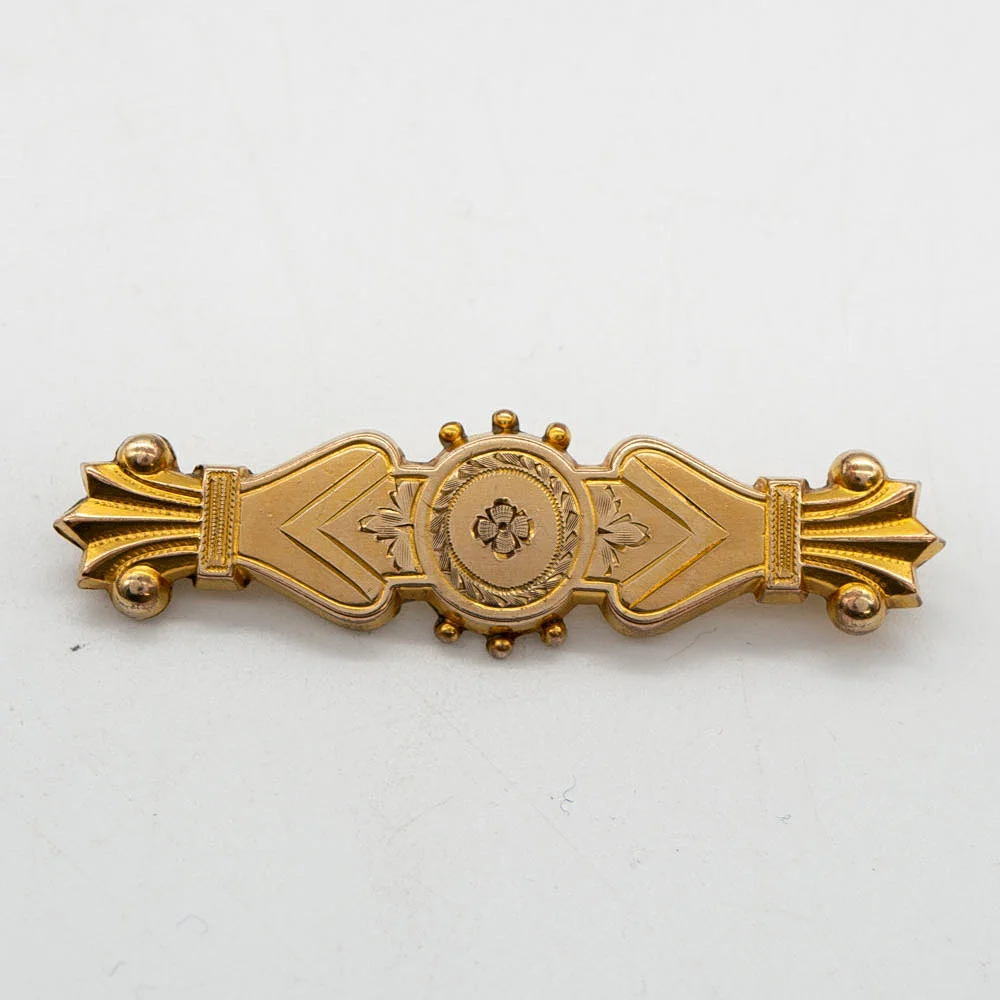 VIKTORIANISCHE DESIGNERBROSCHE, GEFÜLLT MIT 10 KARAT GELBGOLD, MIT GRAVURDEKOR, HANDGEMACHT, PUNZE: 10 K I-20 GF TOP F.M. CO., ENDE 19. JAHRHUNDERT. — Brooches & Pendants — Kunst- und Auktionshaus Kleinhenz