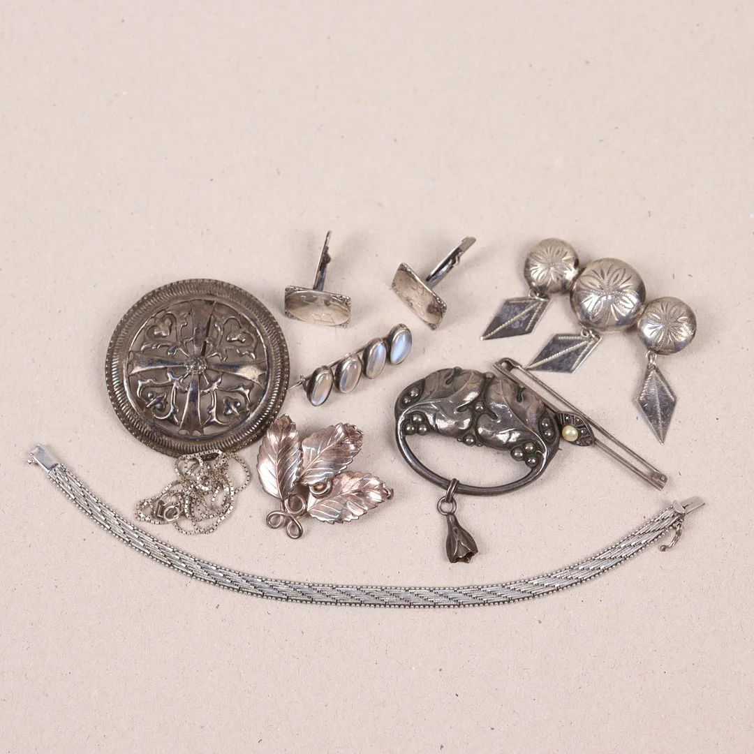 SMYCKEN, silver, dräktbroscher, armband mm, totalt 67 gram. — Jewellery — Markus Auktioner